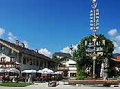 Dorfplatz mit Maibaum